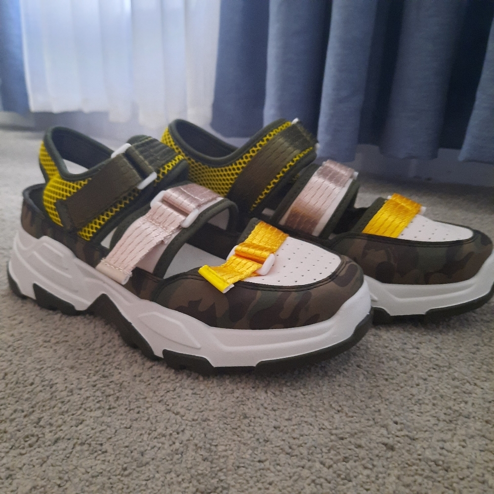 YOKI Gavins Camo Sandals Women 10 Chunky Heel Hook Loop Strap - Picture 3 of 9